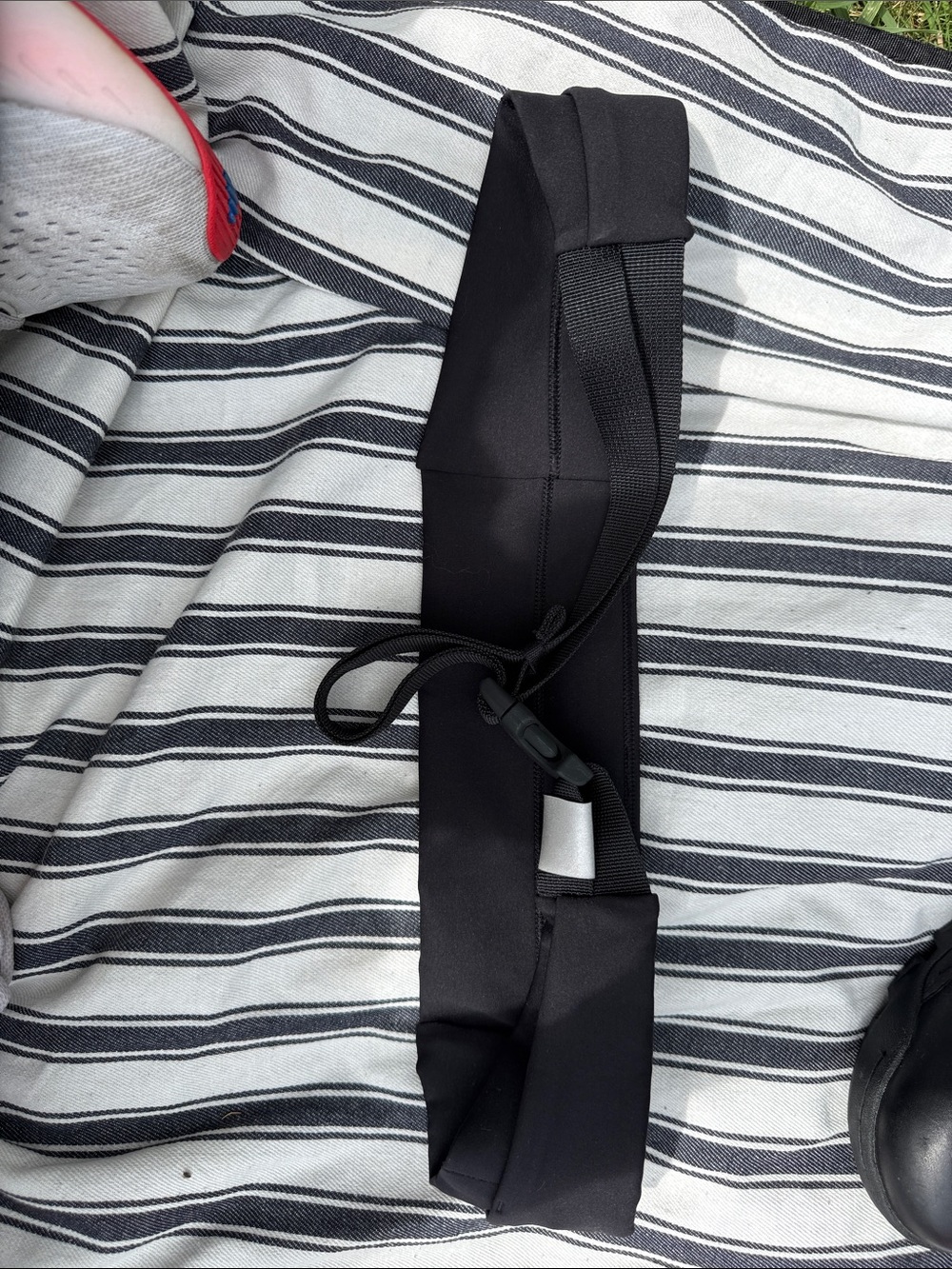 Lululemon Black Running Belt with Zipper Pocket (adjustable size) - Picture 2 of 2